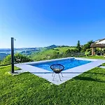 Perla, Hilltop Location With Pool 펜션