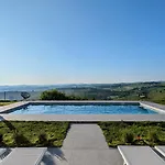Perla, Hilltop Location With Pool Dom wakacyjny Calosso