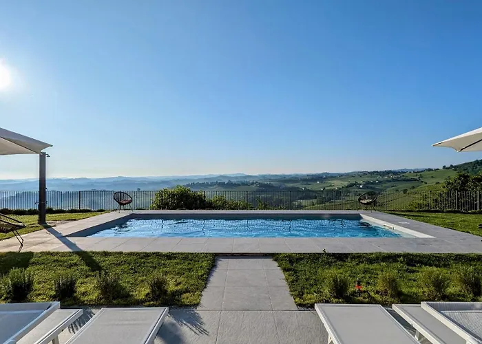 Perla, Hilltop Location With Pool Сasa de vacaciones Calosso